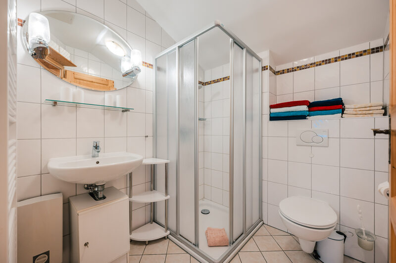 Ferienwohnung Bernstein: Badezimmer mit Duschkabine