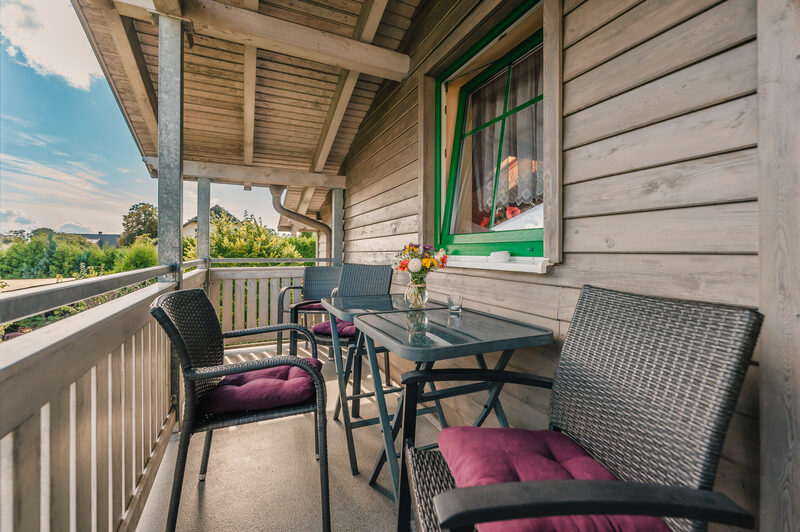 Der große Balkon der Ferienwohnung Bernstein mit Sitzgruppe