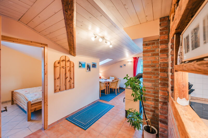 Ferienwohnung Bernstein: Vom Flur ins Schlafzimmer und zum Essplatz