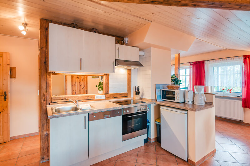 Ferienwohnung Bernstein: Küche mit Herd, Backofen und Mikrowelle