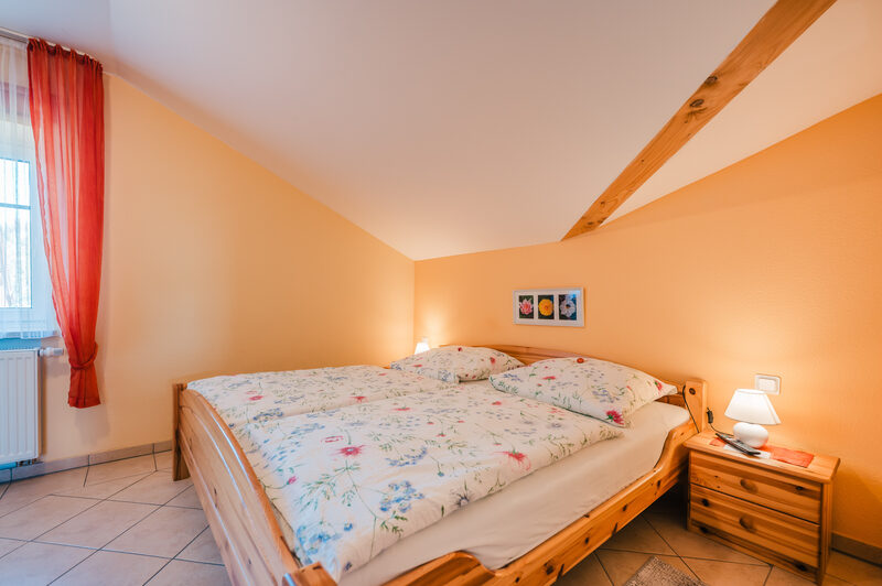 Ferienwohnung Bernstein: Schlafzimmer mit Doppelbett