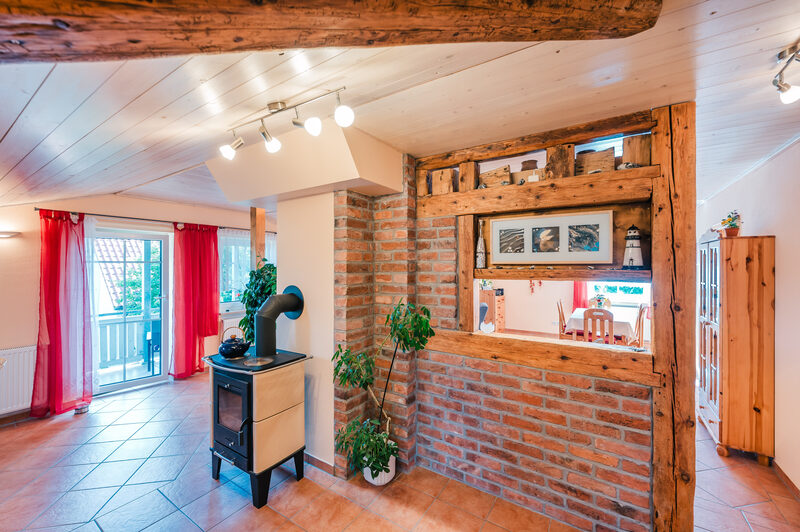 Ferienwohnung Bernstein: Wohnbereich mit Kaminofen vor der Backsteinwand