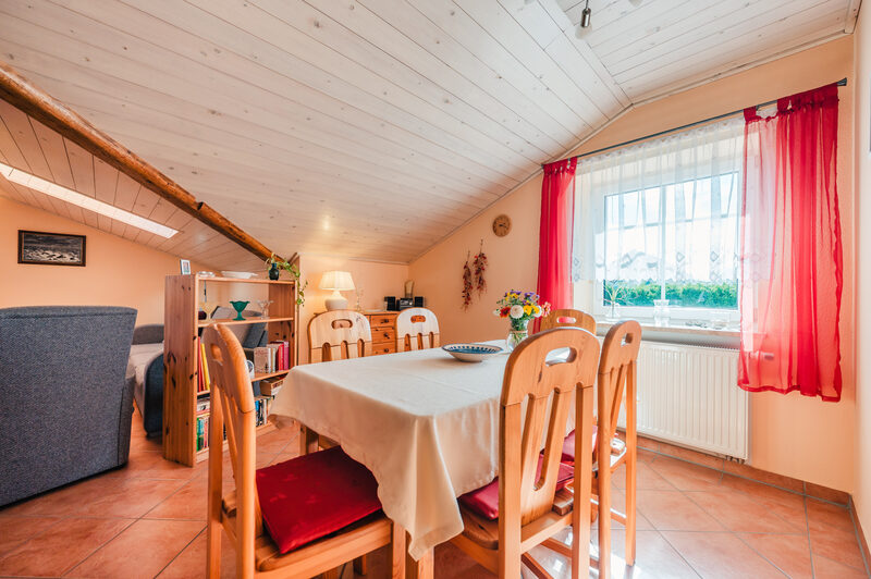 Ferienwohnung Bernstein: Wohn- und Essbereich unter der Dachschräge