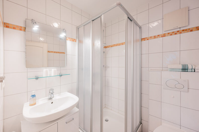 Ferienwohnung Donnerkeil: Badezimmer mit Duschkabine