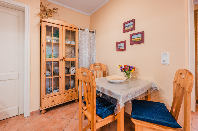 Ferienwohnung Donnerkeil: Essplatz mit Vitrine