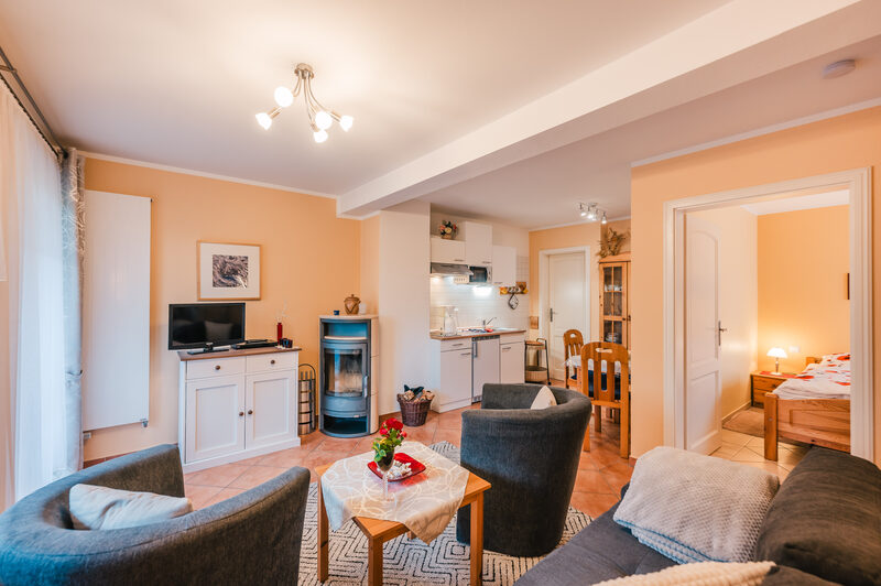 Ferienwohnung Donnerkeil: Wohnraum mit Kaminofen