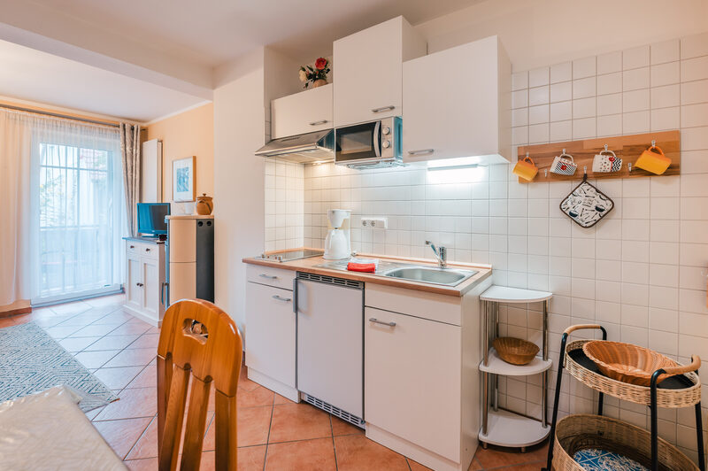 Ferienwohnung Donnerkeil: Küchenzeile mit Ceranfeld, Kühlschrank und Mikrowelle