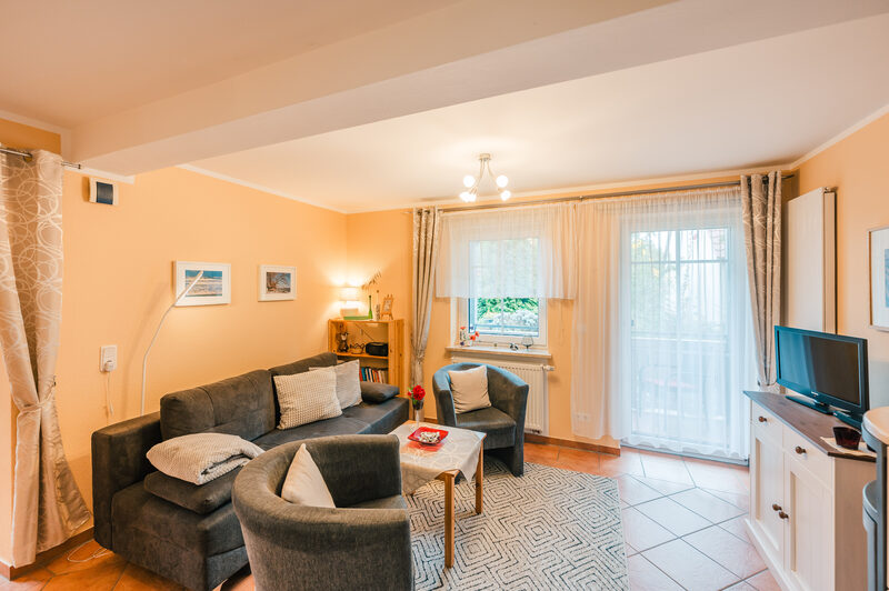 Ferienwohnung Donnerkeil: Sitzgruppe mit Blick auf Fenster und Balkontür