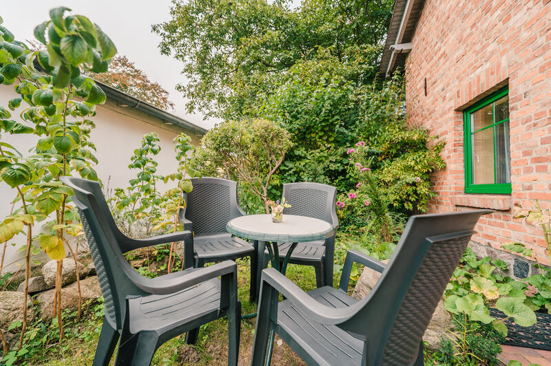 Ferienwohnung Donnerkeil: Der Sitzplatz im Garten hinter dem Haus