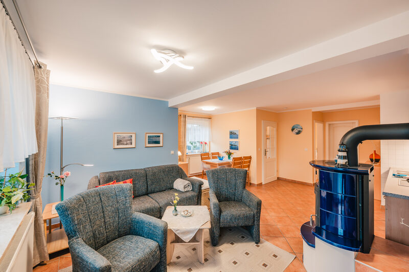 Wohnbereich der Ferienwohnung Hühnergott mit Sitzgruppe und Kaminofen