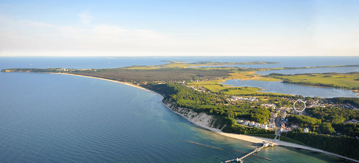Luftbild des Ostseebades Sellin auf Rügen: Seebrücke, Steilküste, Strand und der Selliner See